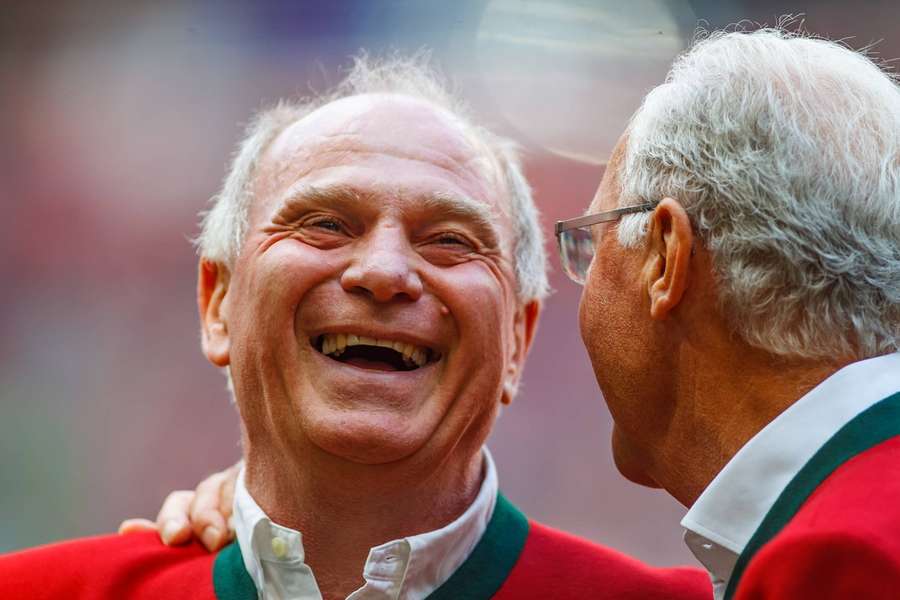 Uli Hoeneß und Franz Beckenbauer lachen gemeinsam bei einer Legenden-Ehrung.