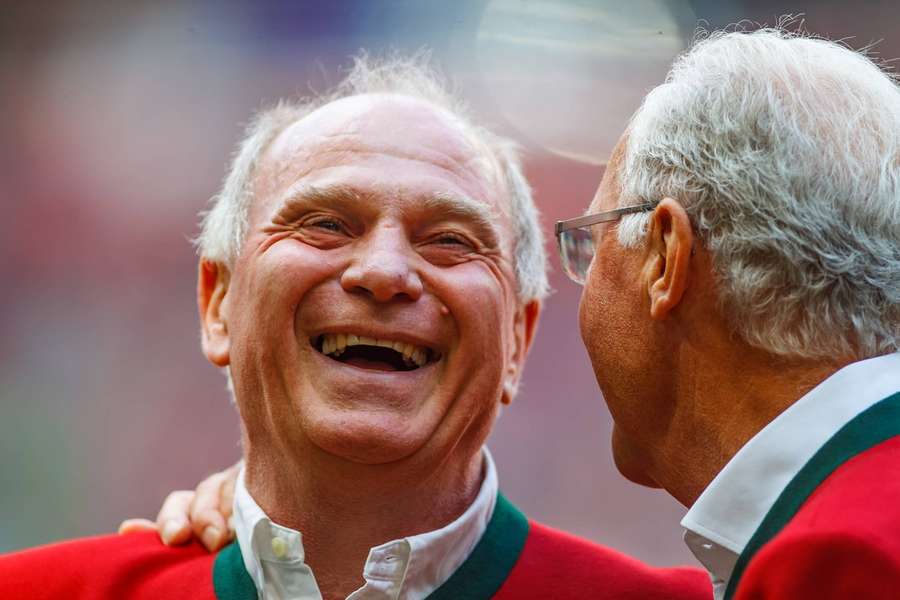 Uli Hoeneß und Franz Beckenbauer lachen gemeinsam bei einer Legenden-Ehrung.