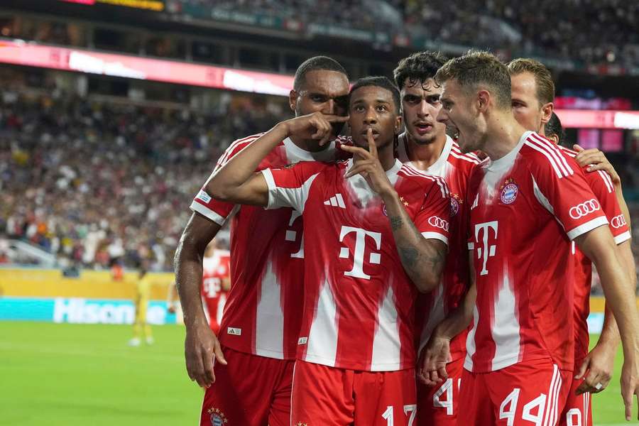 Olise wird für den späten Siegtreffer gefeiert