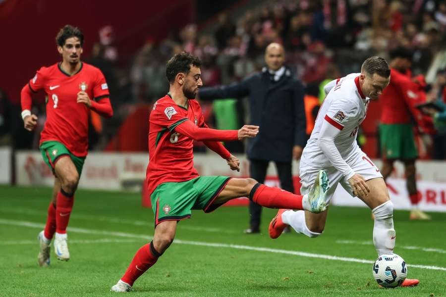 Zielinski perante o "amigo" Bruno Fernandes no Polónia-Portugal