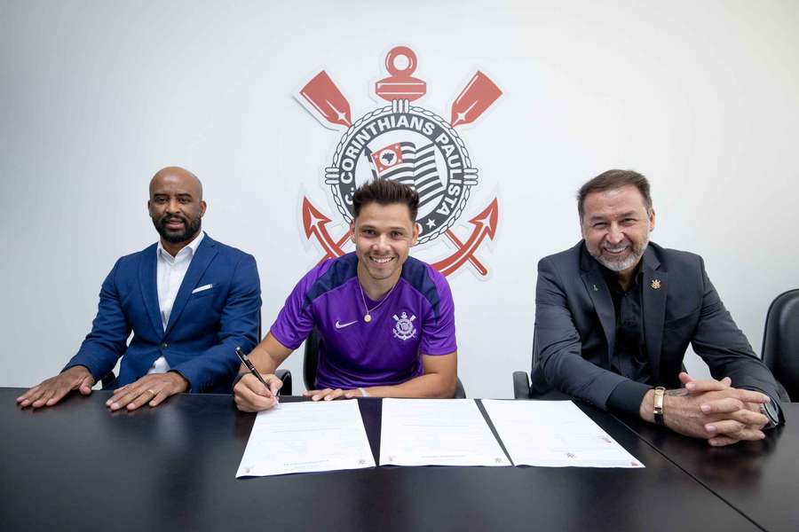 Romero renovou com o Corinthians por mais um ano