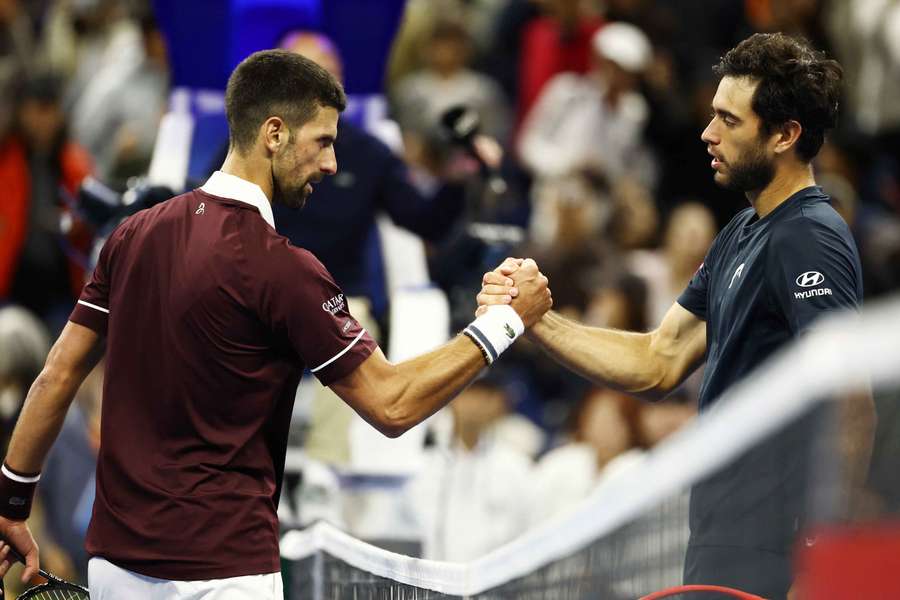 Novak Djokovic cumprimenta Nuno Borges no final da partida Novak Djokovic cumprimenta Nuno Borges no final da partida