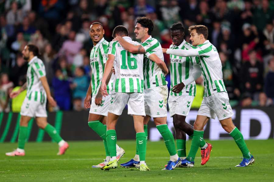 Los jugadores del Betis celebran el gol de Cardoso ante el Helsinki