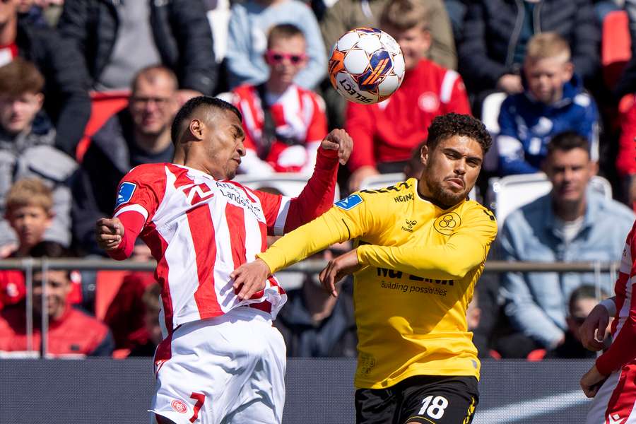 AaBs Allan Sousa i luften med AC Horsens Thomas Santos under superligakampen mellem AaB og AC Horsens