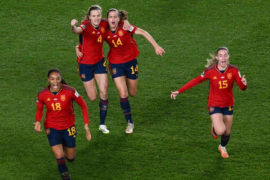 Espanha festeja um golo contra a Suécia 
