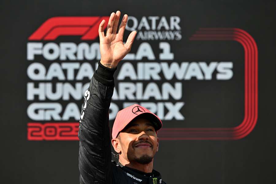 Lewis Hamilton se alegra após conquistar a pole