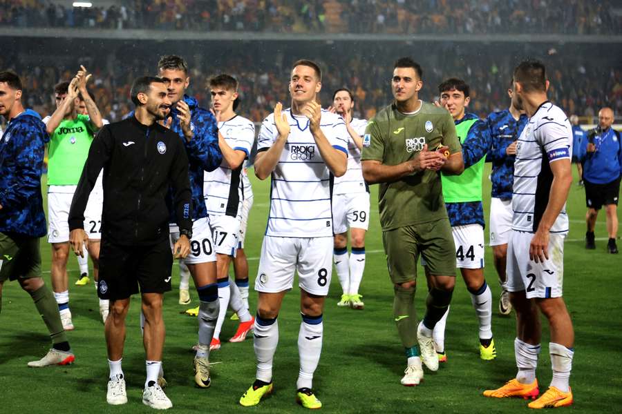 Los jugadores de la Atalanta celebran su clasificación para la Champions tras ganar al Lecce