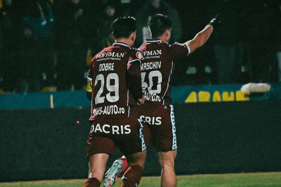 Dobre și Paraschiv se bucură după gol