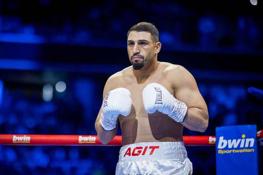 Agit Kabayel beim Kampf gegen Damian Knyba.