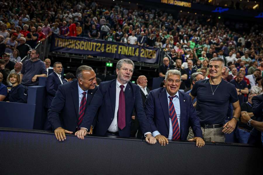 Yuste, a la izquierda, y Laporta, segundo por la derecha, enfrentados a Florentino Pérez Yuste, a la izquierda, y Laporta, segundo por la derecha, enfrentados a Florentino Pérez