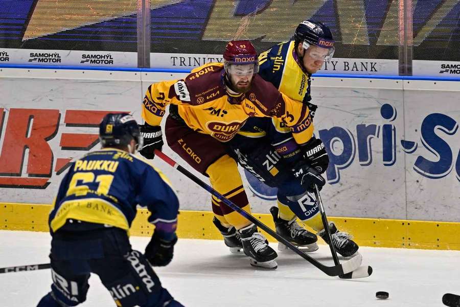 Souboj Jana Strejčka (uprostřed) a Roberta Říčky (vpravo) výrazně ovlivnil čtvrté finále.