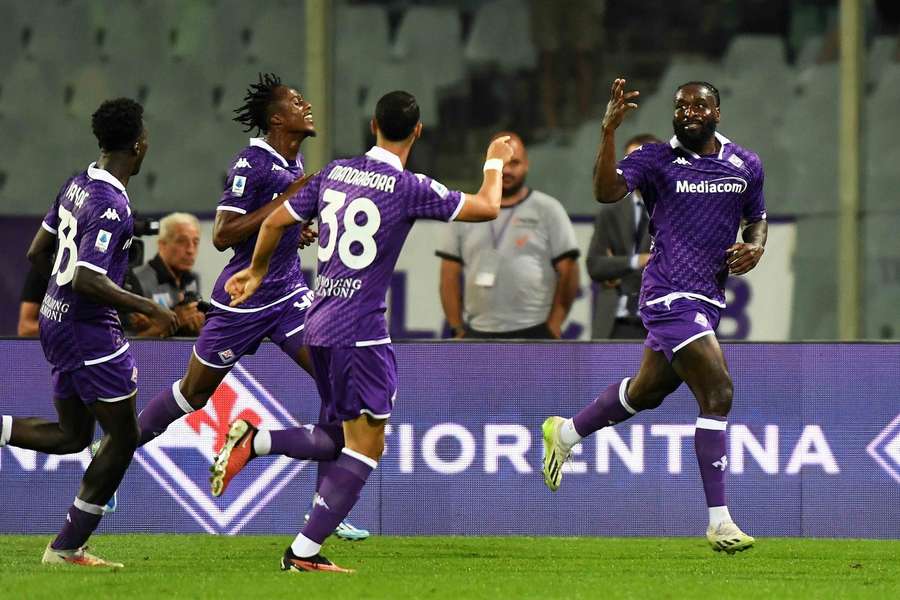 M'Bala Nzola exultă alături de coechipieri după ce a marcat al treilea gol pentru Fiorentina