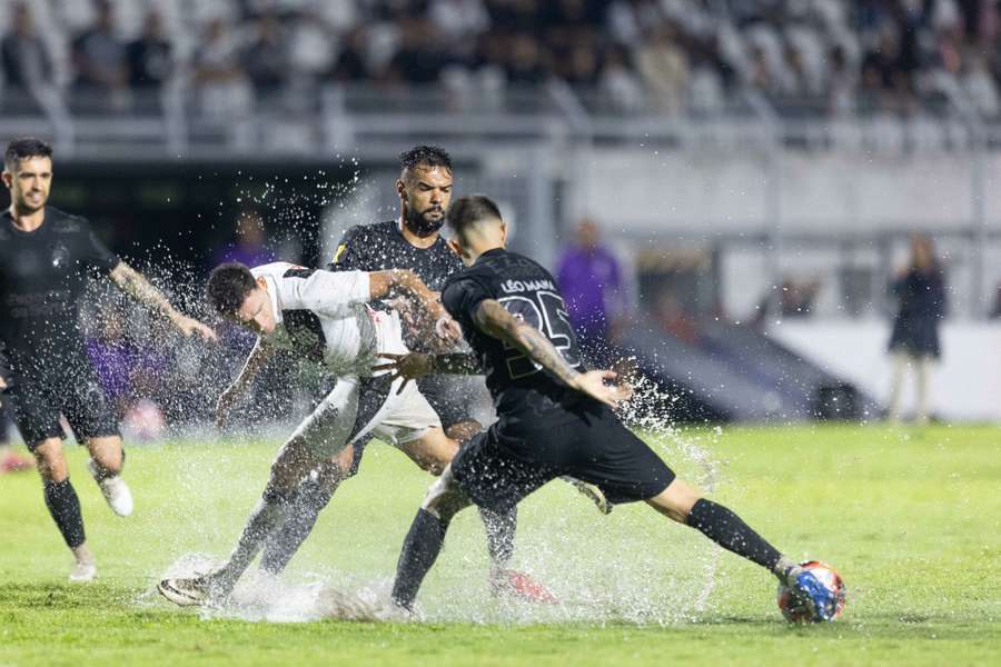 Condição do gramado afetou bastante a partida em Campinas