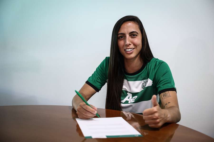 Fátima Pinto na assinatura do contrato