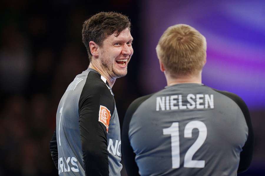 Landin og Nielsen er den dynamiske duo, der på skift skal holde bolden ude af målet for Danmark.
