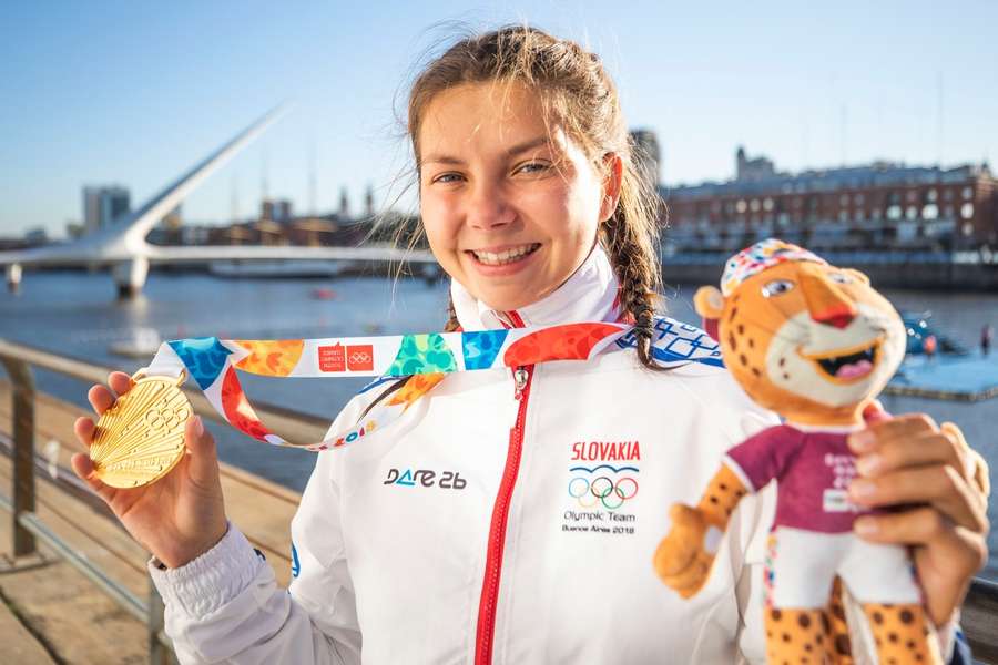 Slovenka Emanuela Luknárová so zlatou medailou z vodného slalomu (K1) počas III. Olympijských hier mládeže v Buenos Aires 15. októbra 2018.