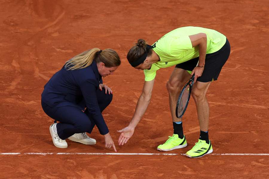 Zverev reclama de marcação humana durante Roland Garros