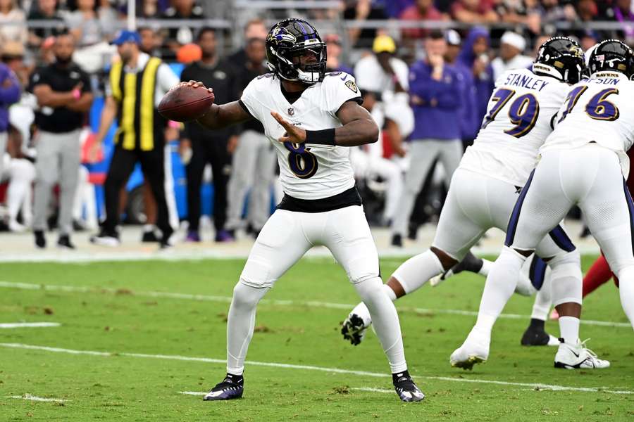 Lamar Jackson in actie tijdens de wedstrijd van vorige week bij de Arizona Cardinals