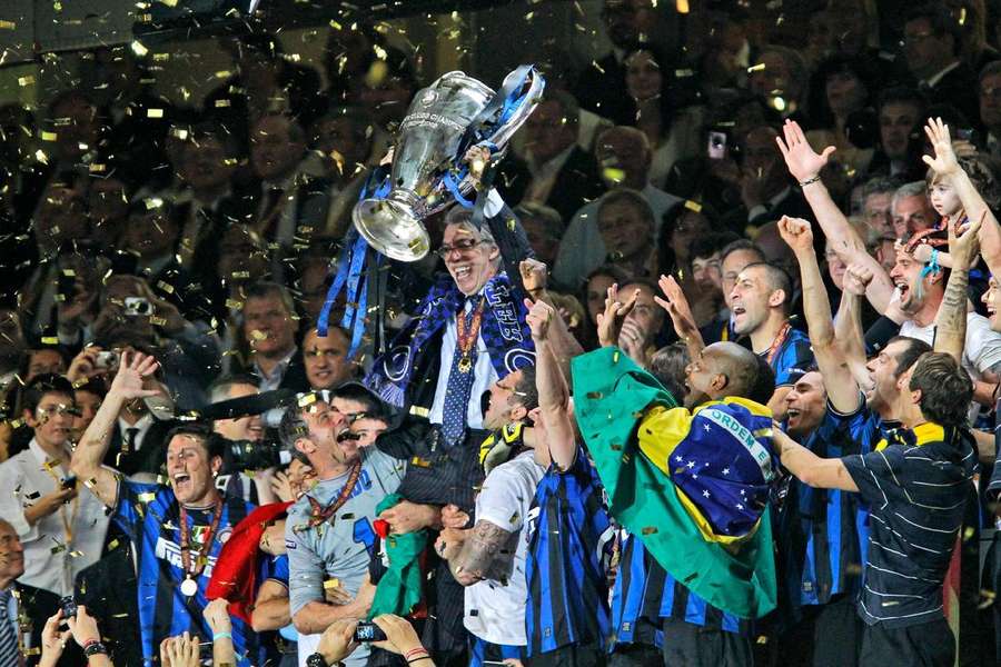 Moratti beim Stemmen der Champions-League-Trophäe 2010