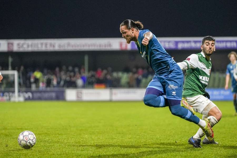 FC Dordrechts Alessio Miceli begaat een overtreding op ADO Den Haags Joel Zwarts tijdens de ontmoeting op 6 januari