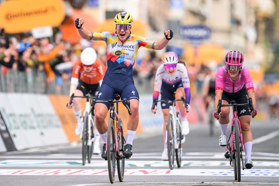 Wypadek Niewiadomej podczas wyściu Mediolan-San Remo. Zwycięstwo Kopecky, Włodarczyk piąta