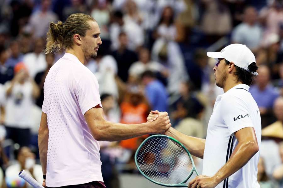 Zverev aperta a mão a Darderi