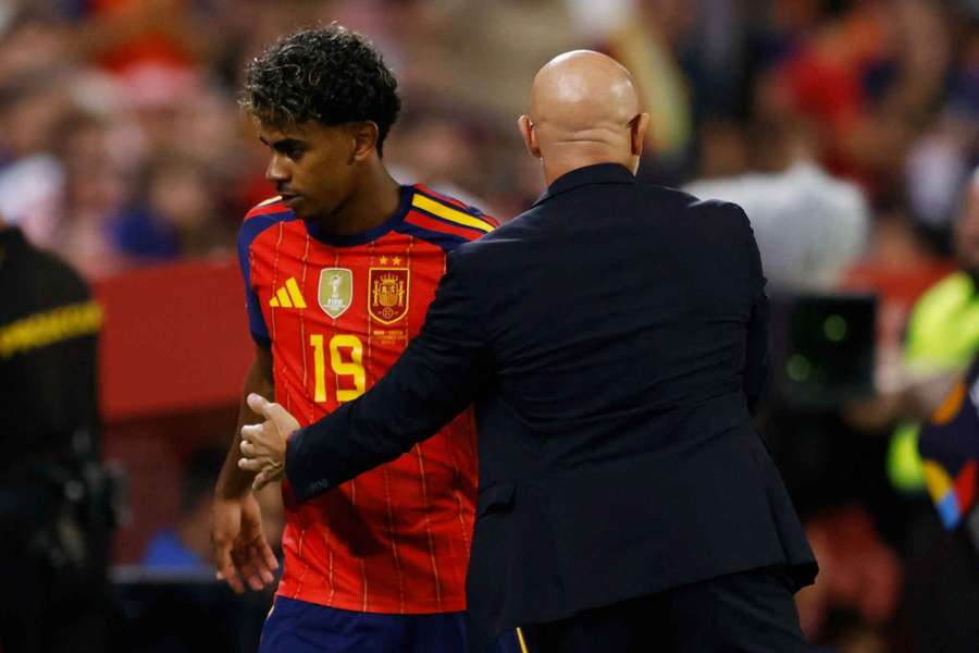 Lamine Yamal sostituito dal ct della Spagna, Luis De La Fuente, dopo aver segnato due gol e fornito un assist contro la Croazia Lamine Yamal sostituito dal ct della Spagna, Luis De La Fuente, dopo aver segnato due gol e fornito un assist contro la Croazia