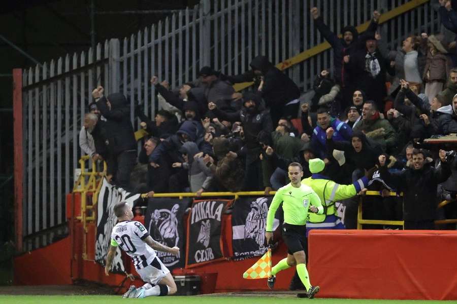 Vieirinha festeja com os adeptos o golo do empate do PAOK