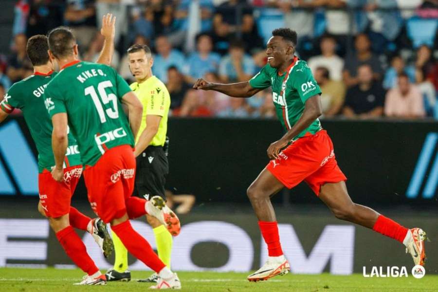 Samu Omorodion celebra el gol del empate del Alavés ante el Celta