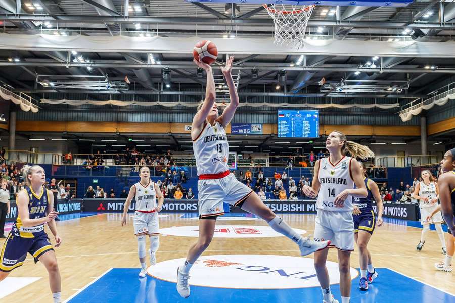 Leonie Fiebich netzt während der EM-Quali in Weissenfels  ein.