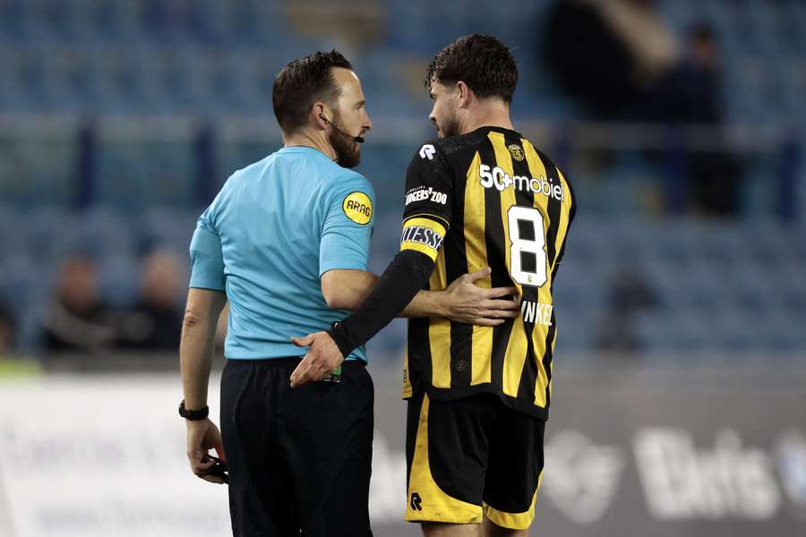 Scheidsrechter Edwin van de Graaf en Marco van Ginkel in conclaaf tijdens Vitesse - sc Heerenveen