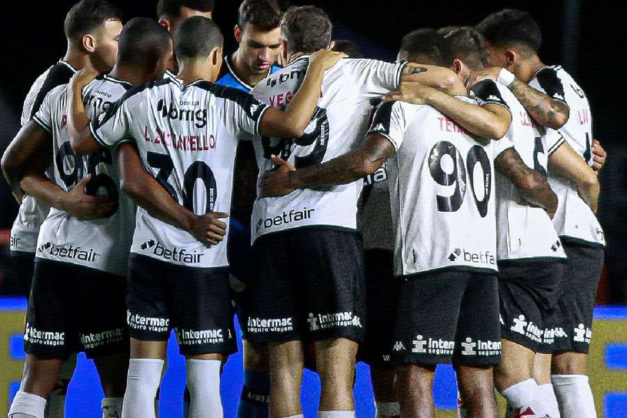 Jogadores do Vasco na corrente antes de a bola rolar no Kléber Andrade