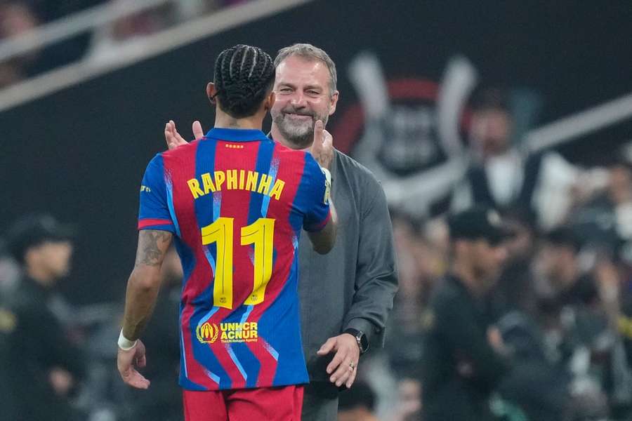 Raphinha cumprimenta Hansi Flick