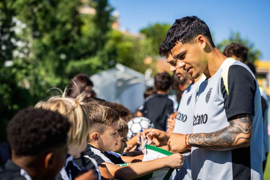 Maxi Araújo distribuiu autógrafos aos mais novos