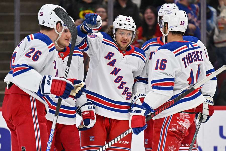 Panarin v strede sa teší po góle svojho mužstva.