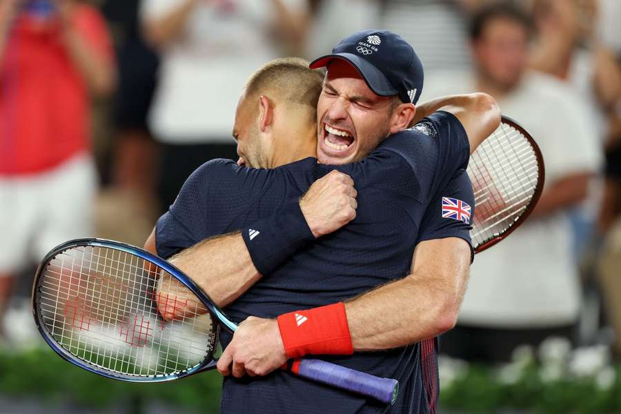 Daniel Evans a Andy Murray se pokusí postoupit do bojů o medaile.