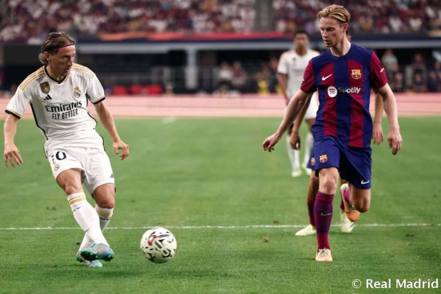 Luka Modric, croata, cruza na frente de Frenkie De Jong, neerlandês