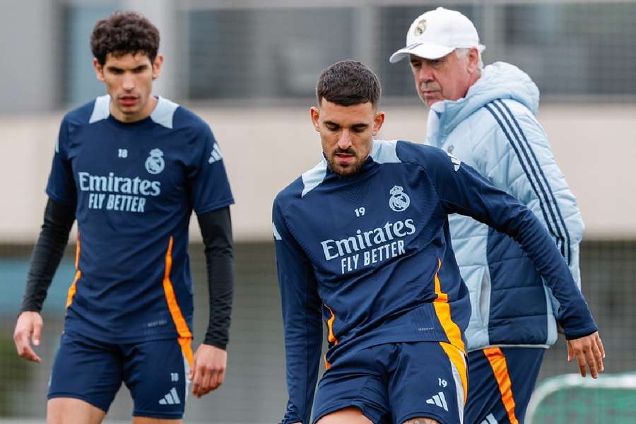 Ancelotti, mirando el golpeo de Ceballos, con Vallejo al fondo
