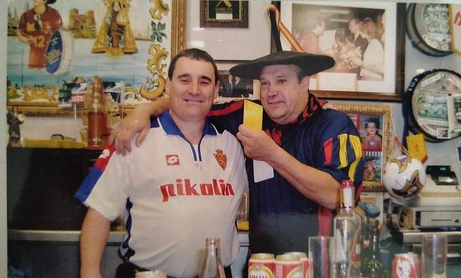 Manolo el del Bombo, en el bar que regentaba en Valencia, con un aficionado del Zaragoza Manolo el del Bombo, en el bar que regentaba en Valencia, con un aficionado del Zaragoza