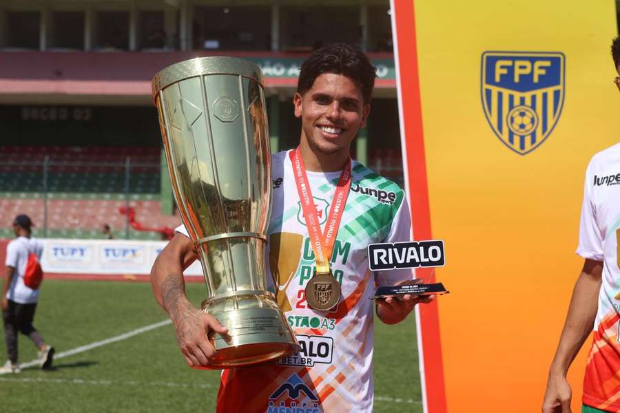 Yohan com o troféu da Série A3 do Paulistão