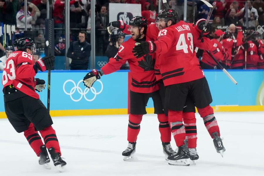 Le Canada célèbre son deuxième but lors du succès 3-2
