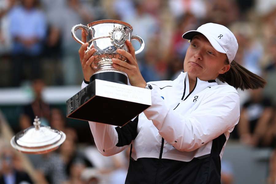 Iga Swiateková s trofejou za víťazstvo vo finále French Open.