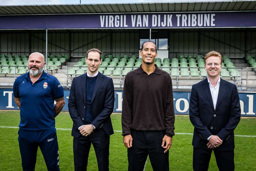 Van Dijk em frente à bancada com o seu nome