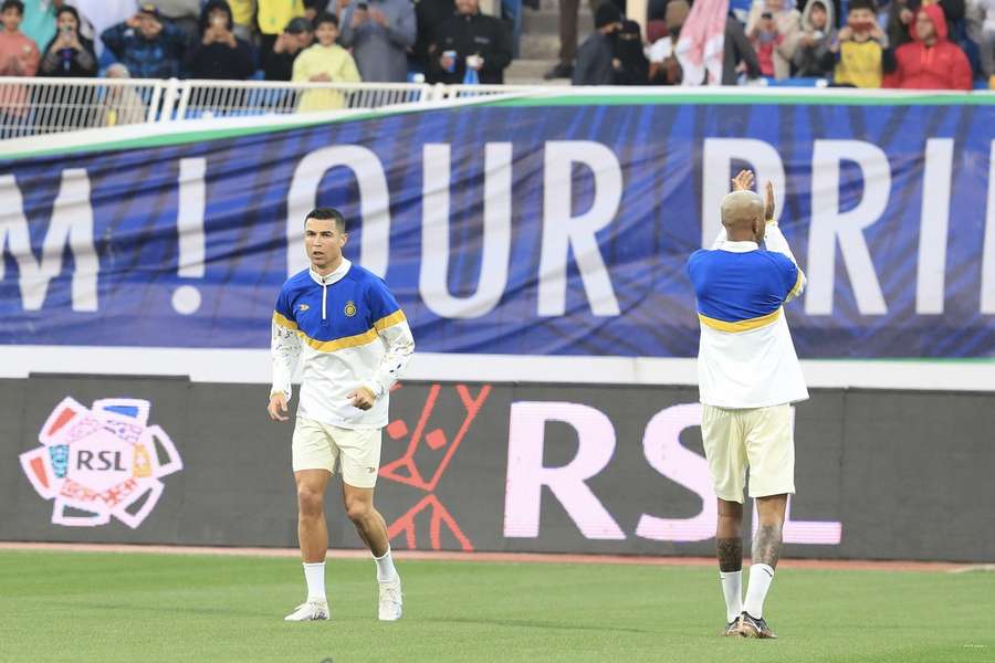 Cristiano Ronaldo (links) en Anderson Talilsca (rechts) tijdens de warming up voorafgaand aan de wedstrijd