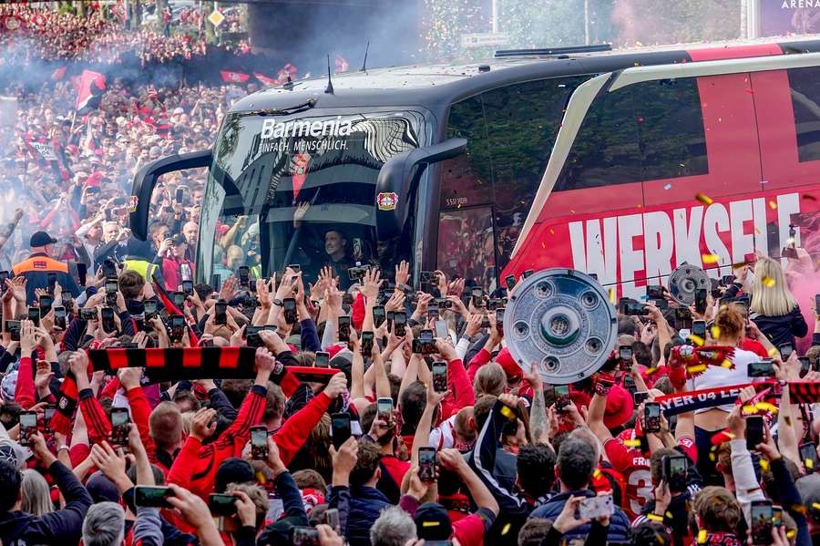 Les supporters du Bayer Leverkusen avant le match décisif à domicile contre le Werder Brême.