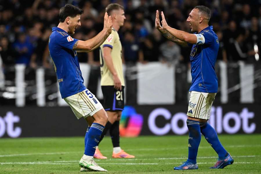 Alberto Reina și Santi Cazorla sărbătoresc deschiderea de scor în fața Barcelonei