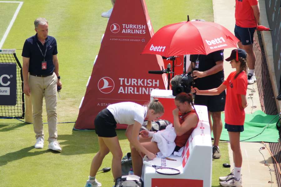 Jule Niemeier kurz vor ihrer Aufgabe im Achtelfinale von Berlin.