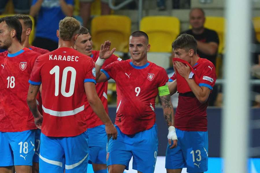 Fotbalisté Česka U21 slaví gól proti Slovinsku.