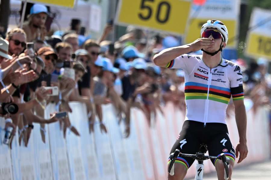 Remco Evenepoel mit einer Geste an Gino Mäder.