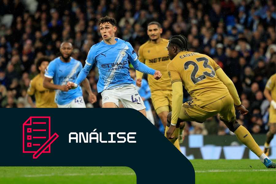 Phil Foden, do Manchester City, passa por Jaydee Canvot, do Crystal Palace Phil Foden, do Manchester City, passa por Jaydee Canvot, do Crystal Palace